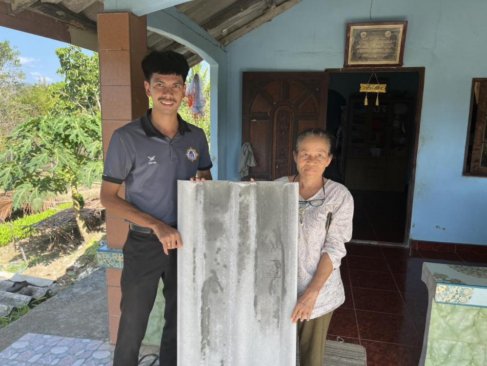 นายเสนีย์ อนันตอัมพร นายกเทศมนตรีตำบลทุ่งหว้า มอบหมายให้นายศุภโชค โสสนุย นักป้องกันและบรรเทาสาธารณภัย ลงพื้นที่พูดคุยกับชาวบ้านถึงสถานการณ์ลมกระโชกแรงสร้างความเสียหายให้พี่น้องประชาชน และได้มอบกระเบื้องในบ้านหลังที่เกิดเหตุพร้อมการช่วยเหลือในเบื้องต้น