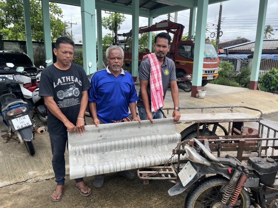 ลงพื้นที่ตรวจสอบความเสียหาย และมอบอุปกรณ์ซ่อมแซมหลังคาบ้านเพื่อช่วยเหลือประชาชนที่บ้านเรือนได้รับผลกระทบจากฝนตกหนัก